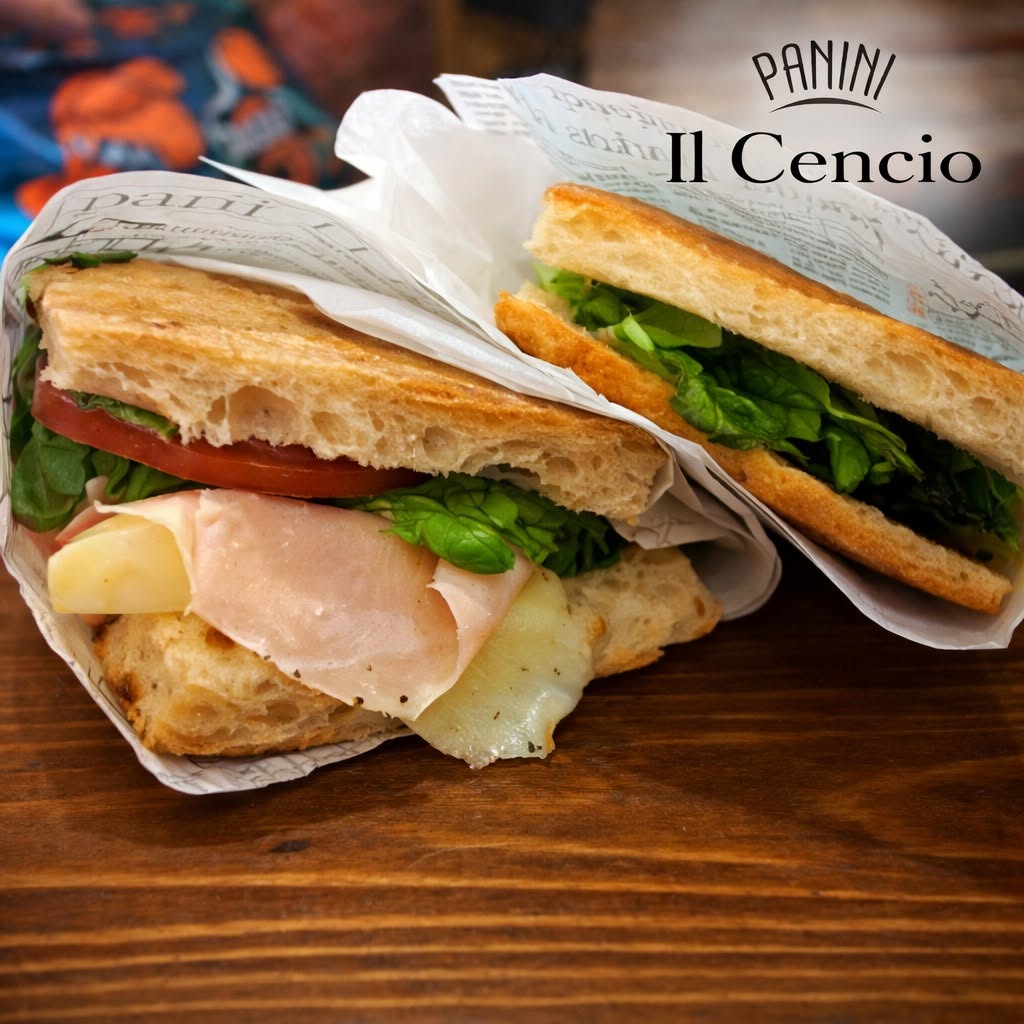 Panini avvolti nella carta sul tavolo