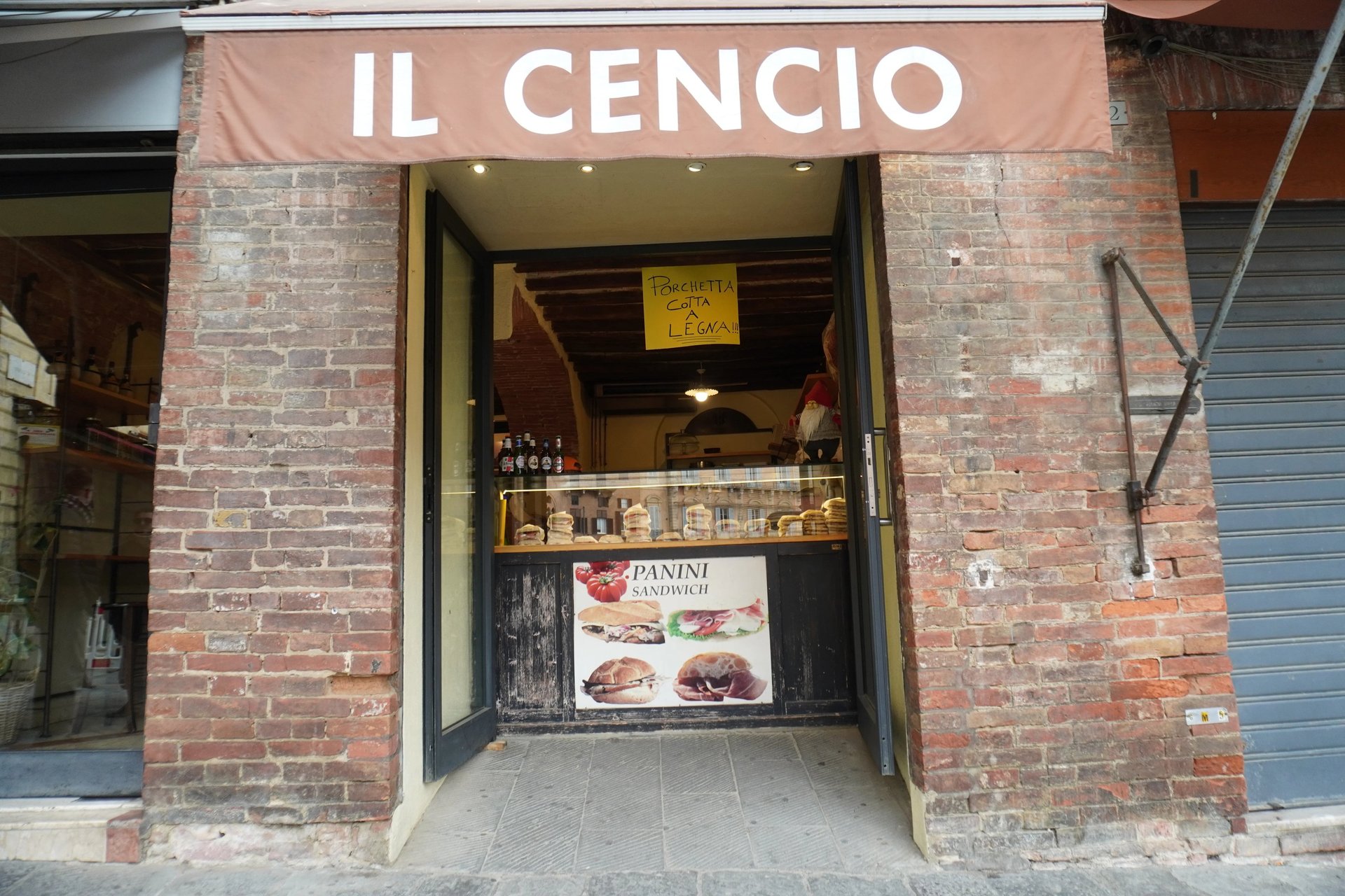 Ingresso della paninoteca Il Cencio a Siena